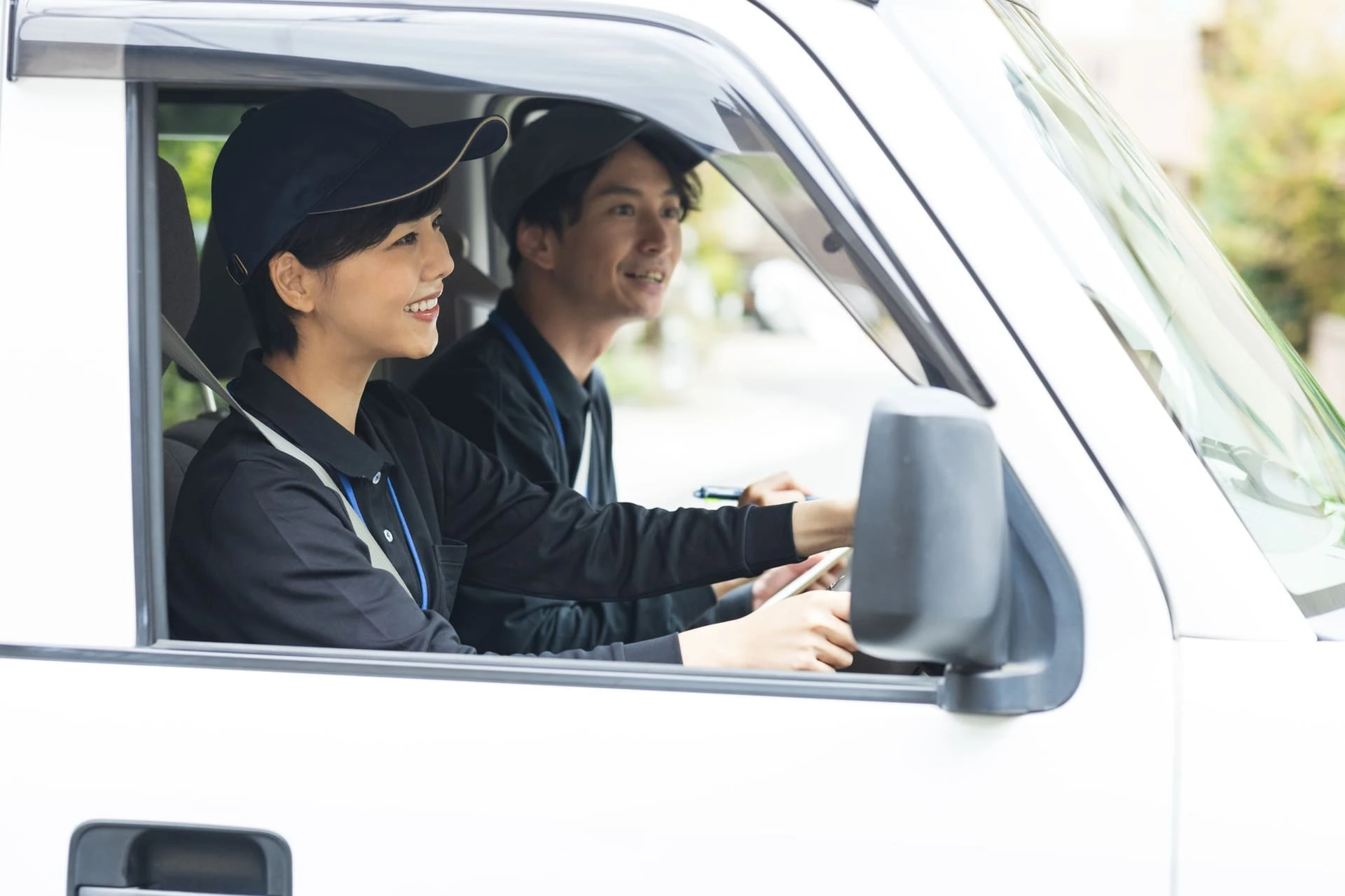 集荷する女性スタッフ